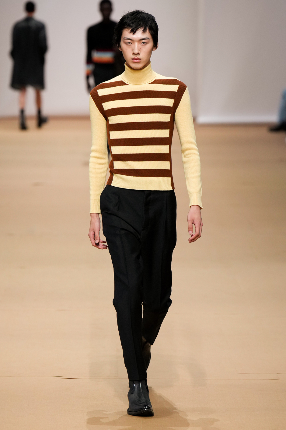 Mimar Rem Koolhaas Prada İlkbahar Yaz 2023 Defilesi İçin Dev Bir Kağıt Ev Tasarladı