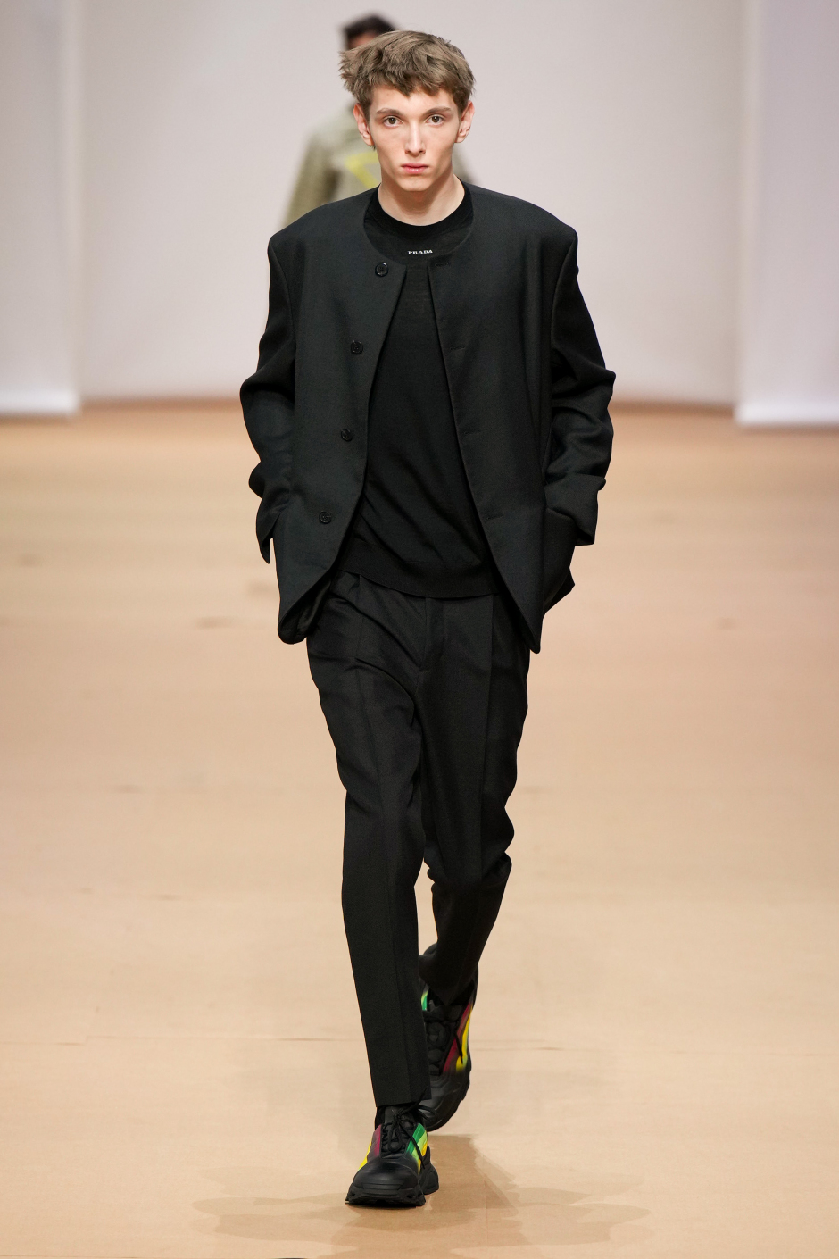 Mimar Rem Koolhaas Prada İlkbahar Yaz 2023 Defilesi İçin Dev Bir Kağıt Ev Tasarladı