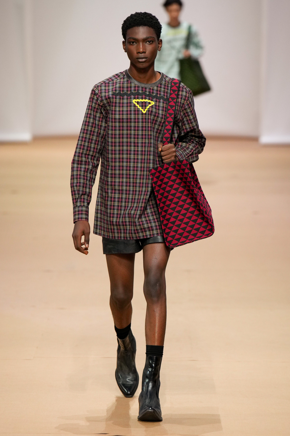 Mimar Rem Koolhaas Prada İlkbahar Yaz 2023 Defilesi İçin Dev Bir Kağıt Ev Tasarladı