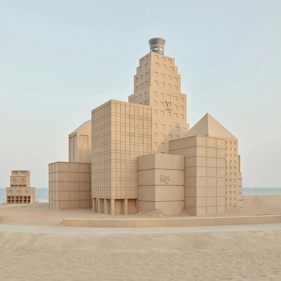 Louis Vuitton'un Kumlar Diyarındaki Geçidi