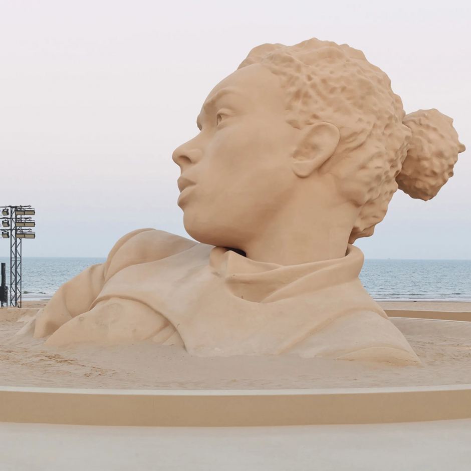 Louis Vuitton'un Kumlar Diyarındaki Geçidi