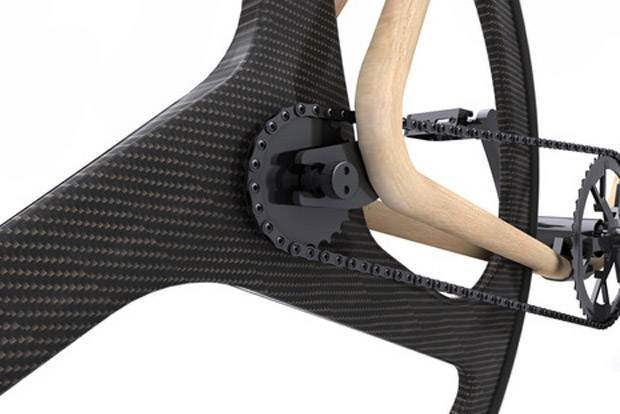 Bisiklette ahşap kıvrımlar