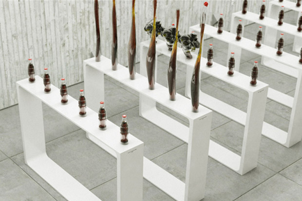 Coca Cola şişeleri dans ediyor