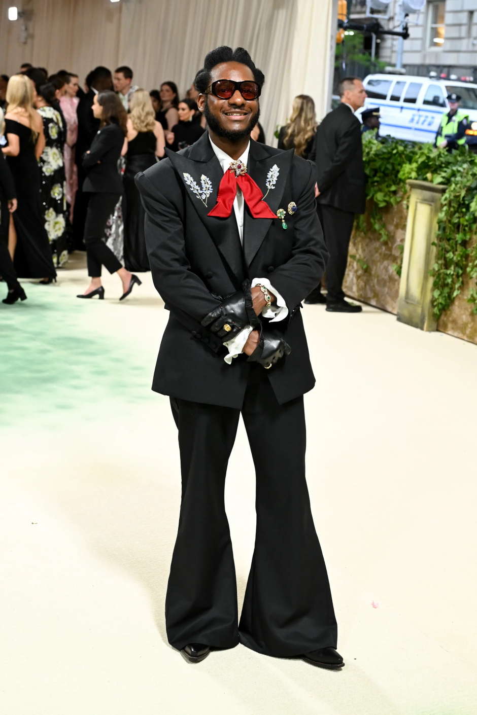 Met Gala 2024: Geceye Katılan Ünlü Erkeklerin Stilleri Leon Bridges Willy Chavarria giyiyor