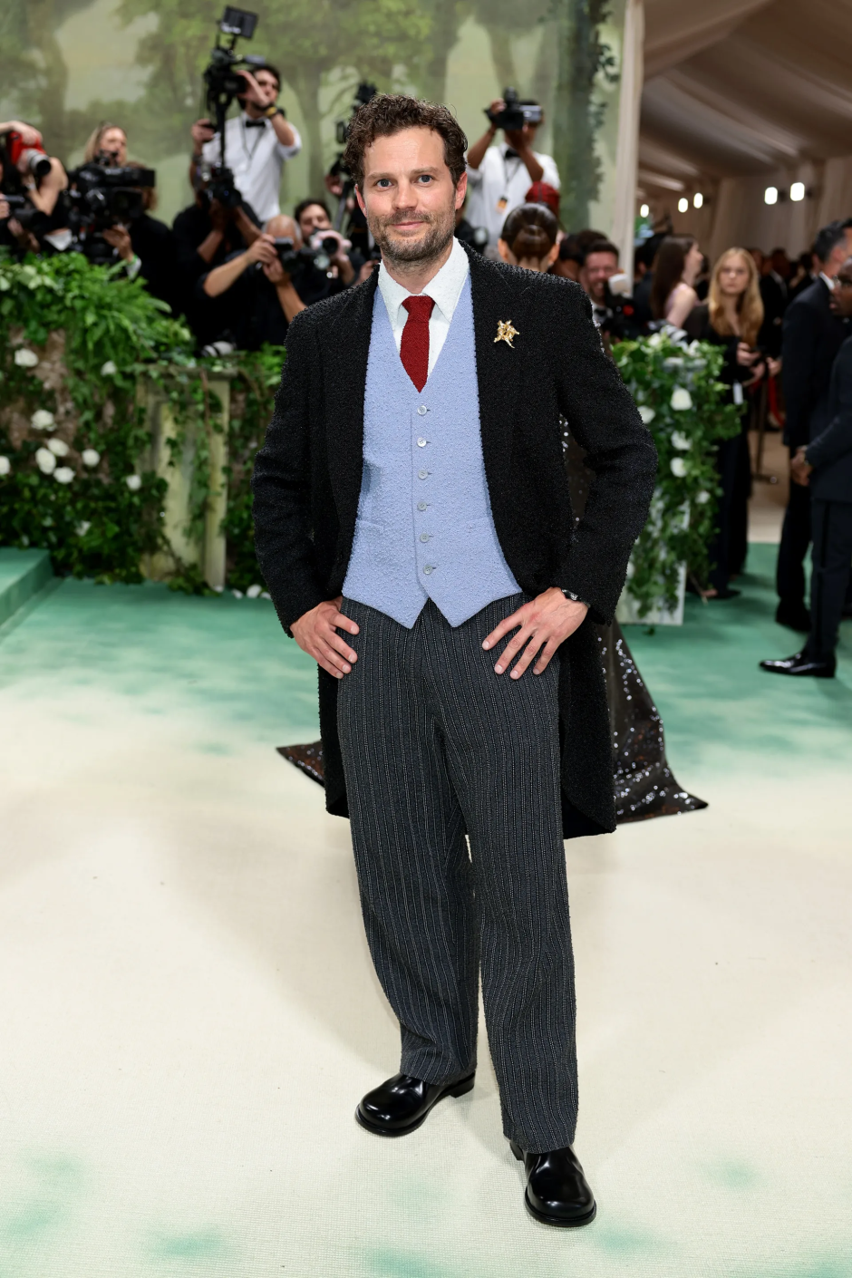 Met Gala 2024: Geceye Katılan Ünlü Erkeklerin Stilleri Jamie Dornan Loewe giyiyor
