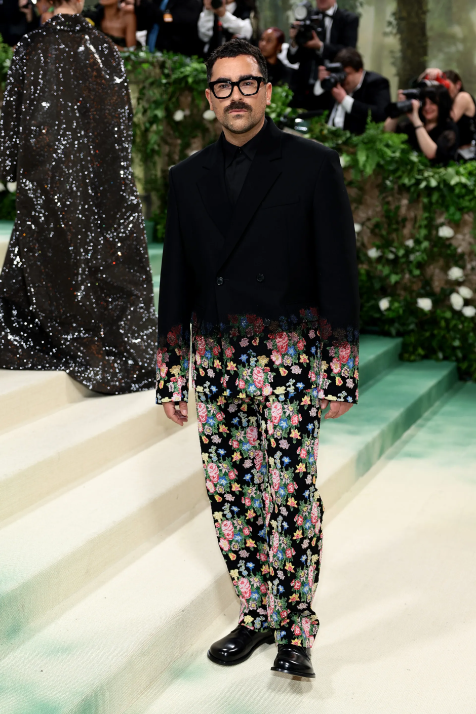 Met Gala 2024: Geceye Katılan Ünlü Erkeklerin Stilleri Dan Levy Loewe giyiyor