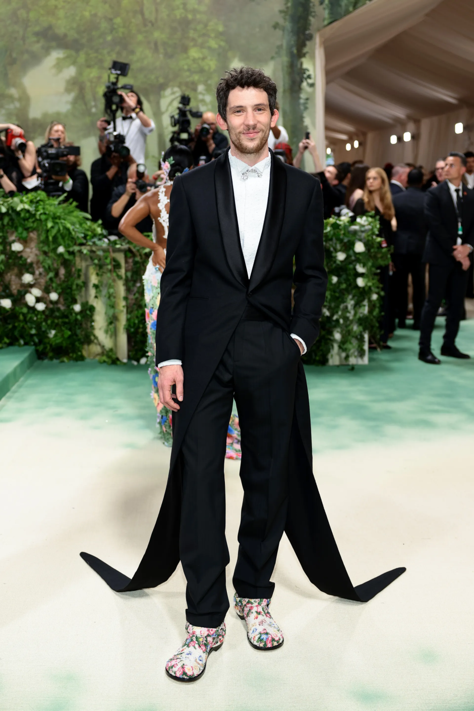 Met Gala 2024: Geceye Katılan Ünlü Erkeklerin Stilleri Josh O'Connor Loewe giyiyor
