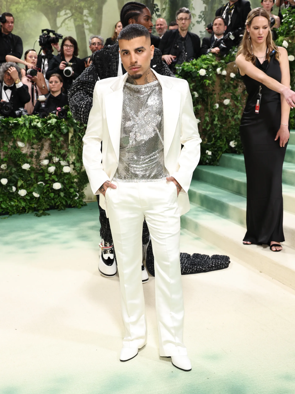 Met Gala 2024: Geceye Katılan Ünlü Erkeklerin Stilleri Rauw Alejandro Ludovic de Saint Sernin giyiyor