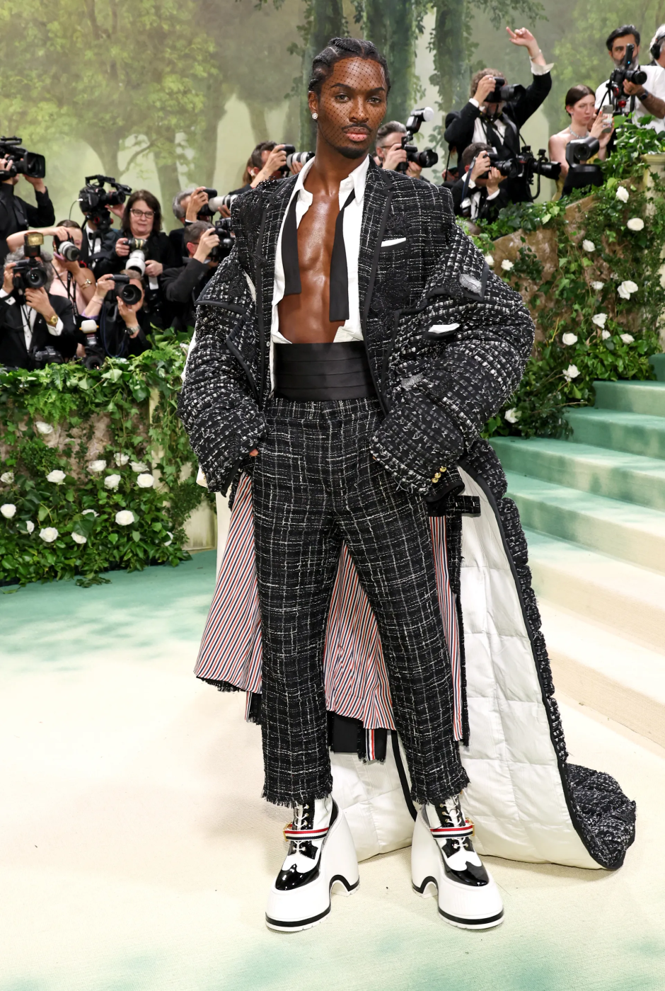 Met Gala 2024: Geceye Katılan Ünlü Erkeklerin Stilleri Alton Mason Thom Browne giyiyor