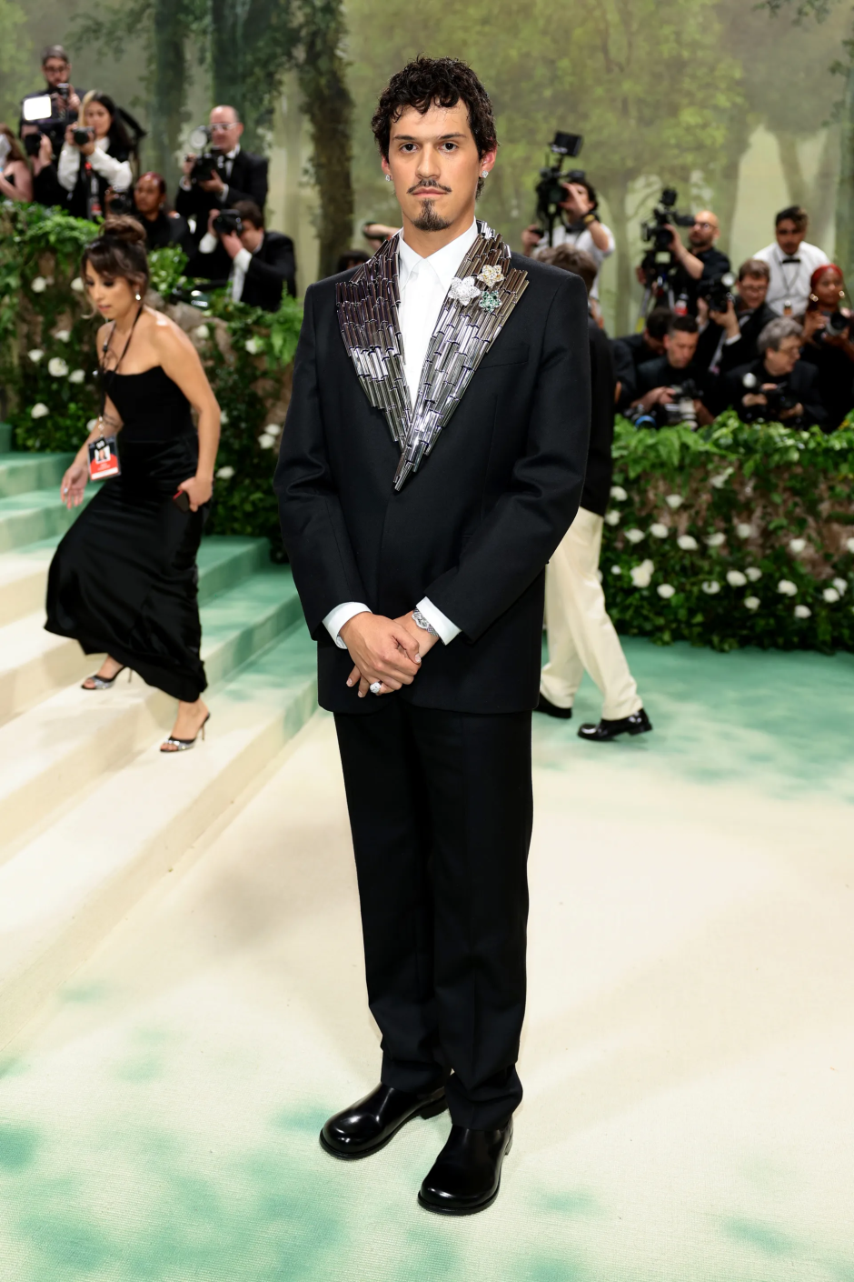 Met Gala 2024: Geceye Katılan Ünlü Erkeklerin Stilleri Omar Apollo Loewe giyiyor