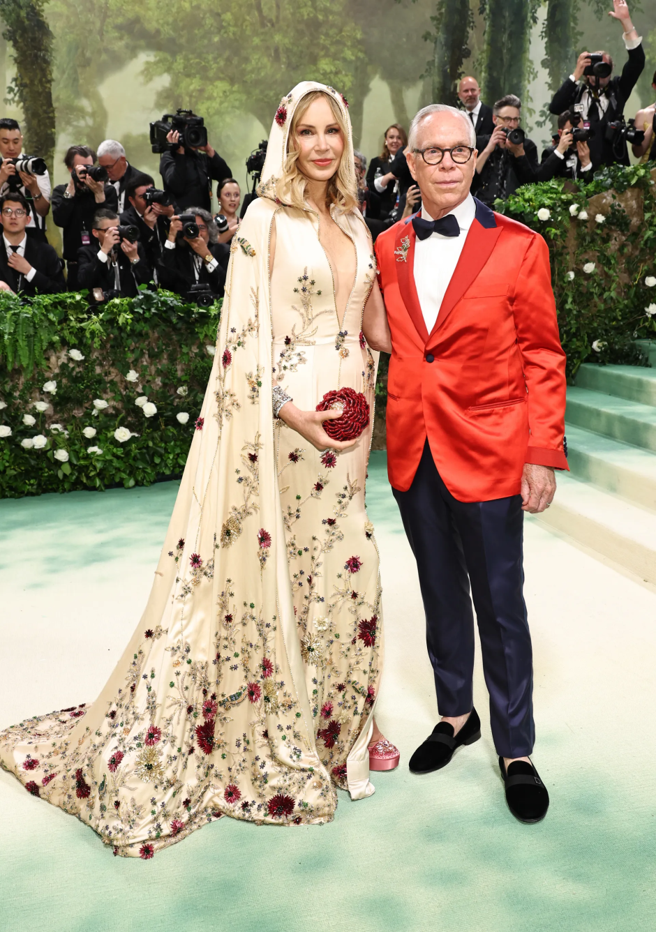 Met Gala 2024: Geceye Katılan Ünlü Erkeklerin Stilleri Dee Ocleppo Hilfiger ve Tommy Hilfiger