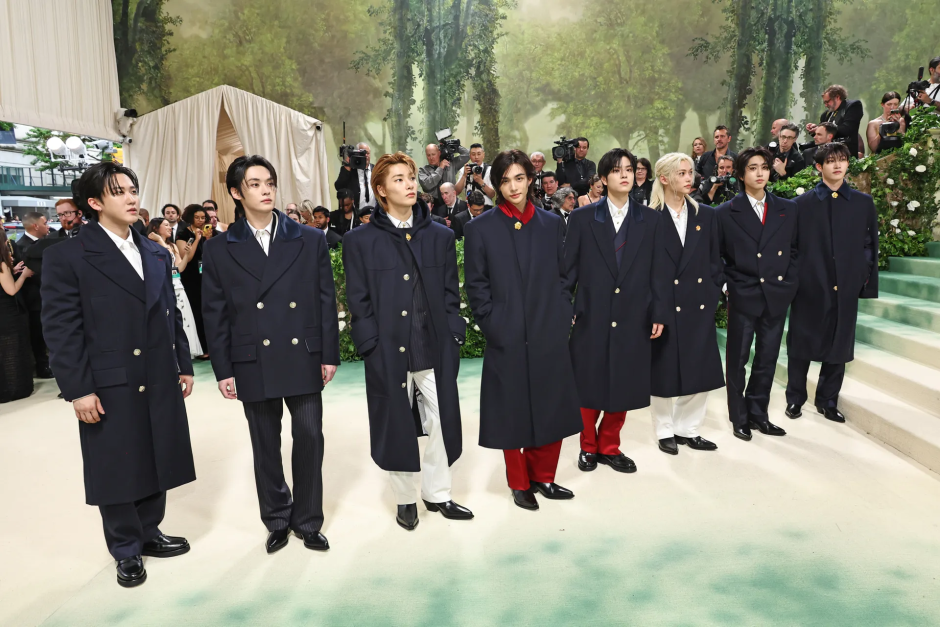 Met Gala 2024: Geceye Katılan Ünlü Erkeklerin Stilleri Stray Kids Tommy Hilfiger giyiyor