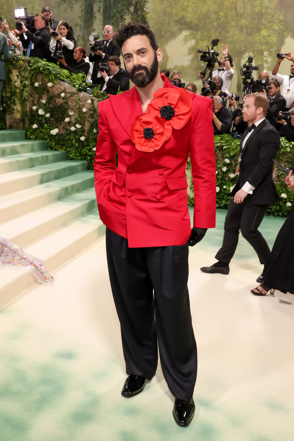 Met Gala 2024: Geceye Katılan Ünlü Erkeklerin Stilleri Morgan Spector Willy Chavarria giyiyor