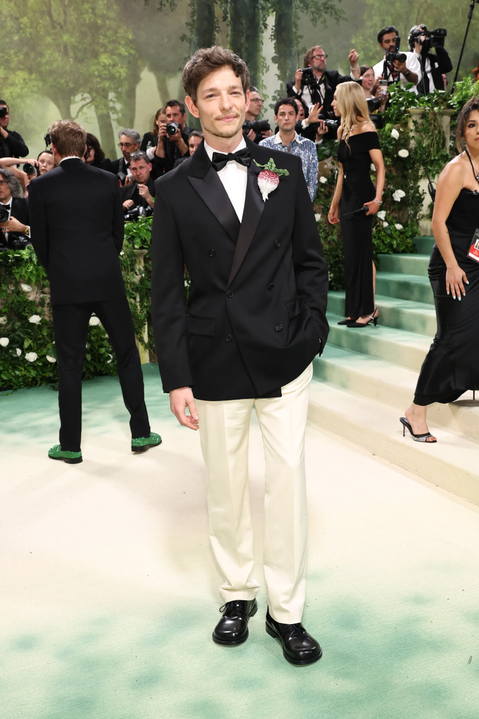Met Gala 2024: Geceye Katılan Ünlü Erkeklerin Stilleri Mike Faist Loewe giyiyor