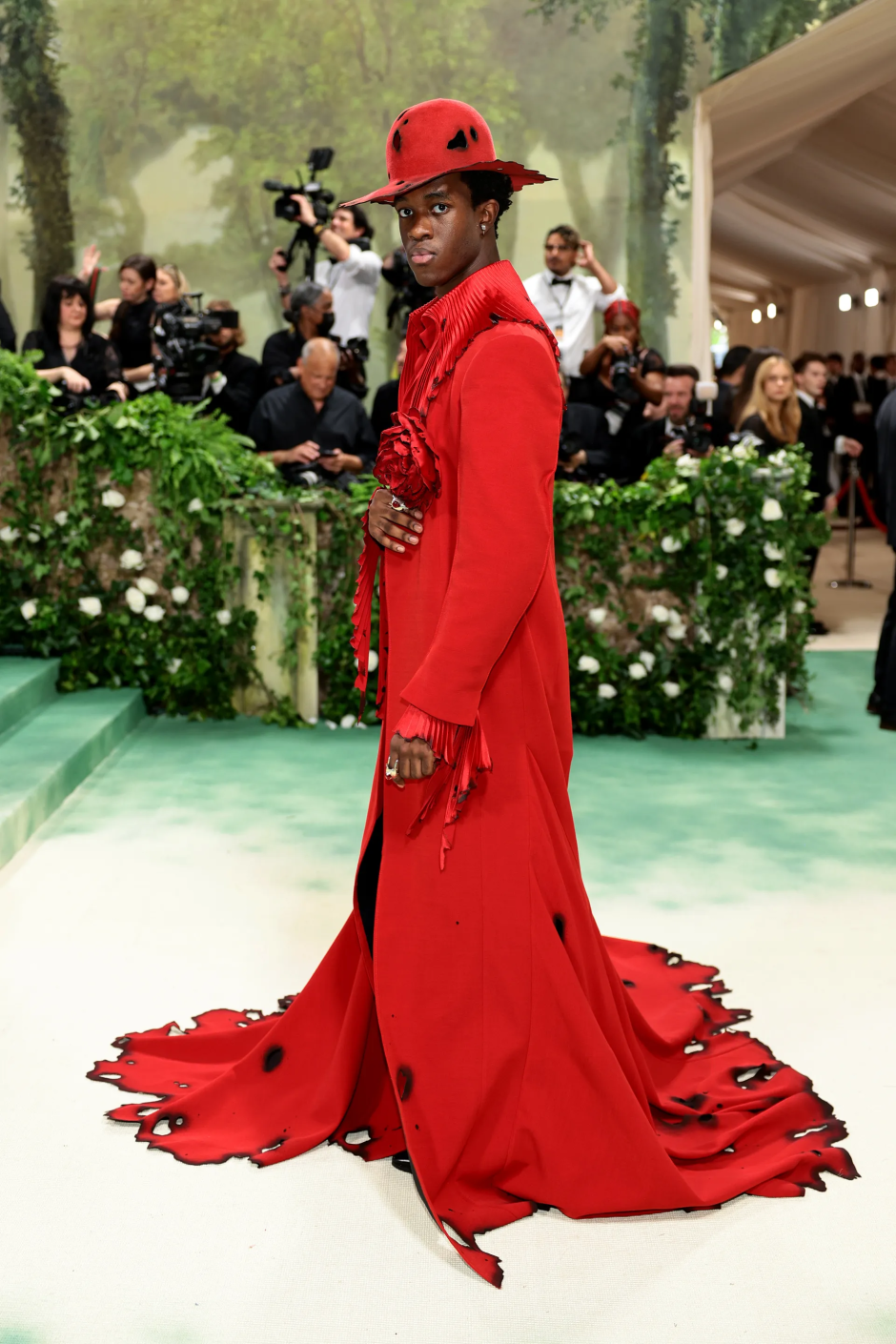 Met Gala 2024: Geceye Katılan Ünlü Erkeklerin Stilleri Wisdom Kaye Robert Wun giyiyor