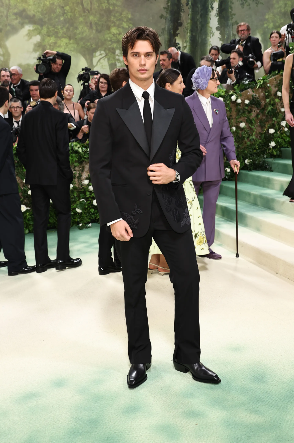 Met Gala 2024: Geceye Katılan Ünlü Erkeklerin Stilleri Nicholas Galitzine Fendi giyiyor
