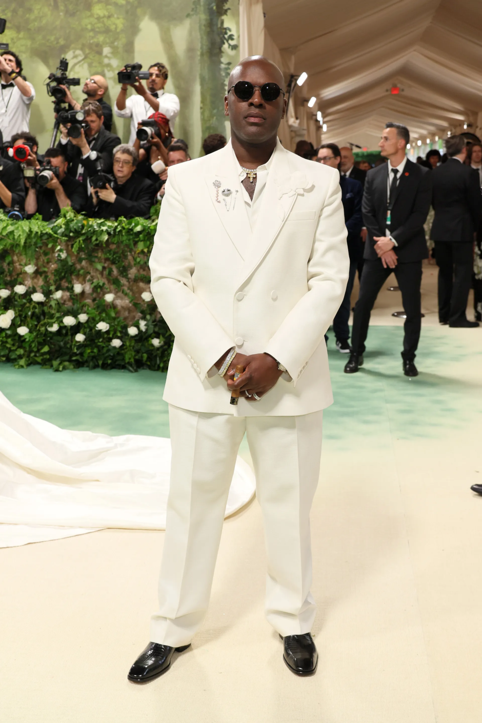 Met Gala 2024: Geceye Katılan Ünlü Erkeklerin Stilleri Corey Gamble Valentino giyiyor