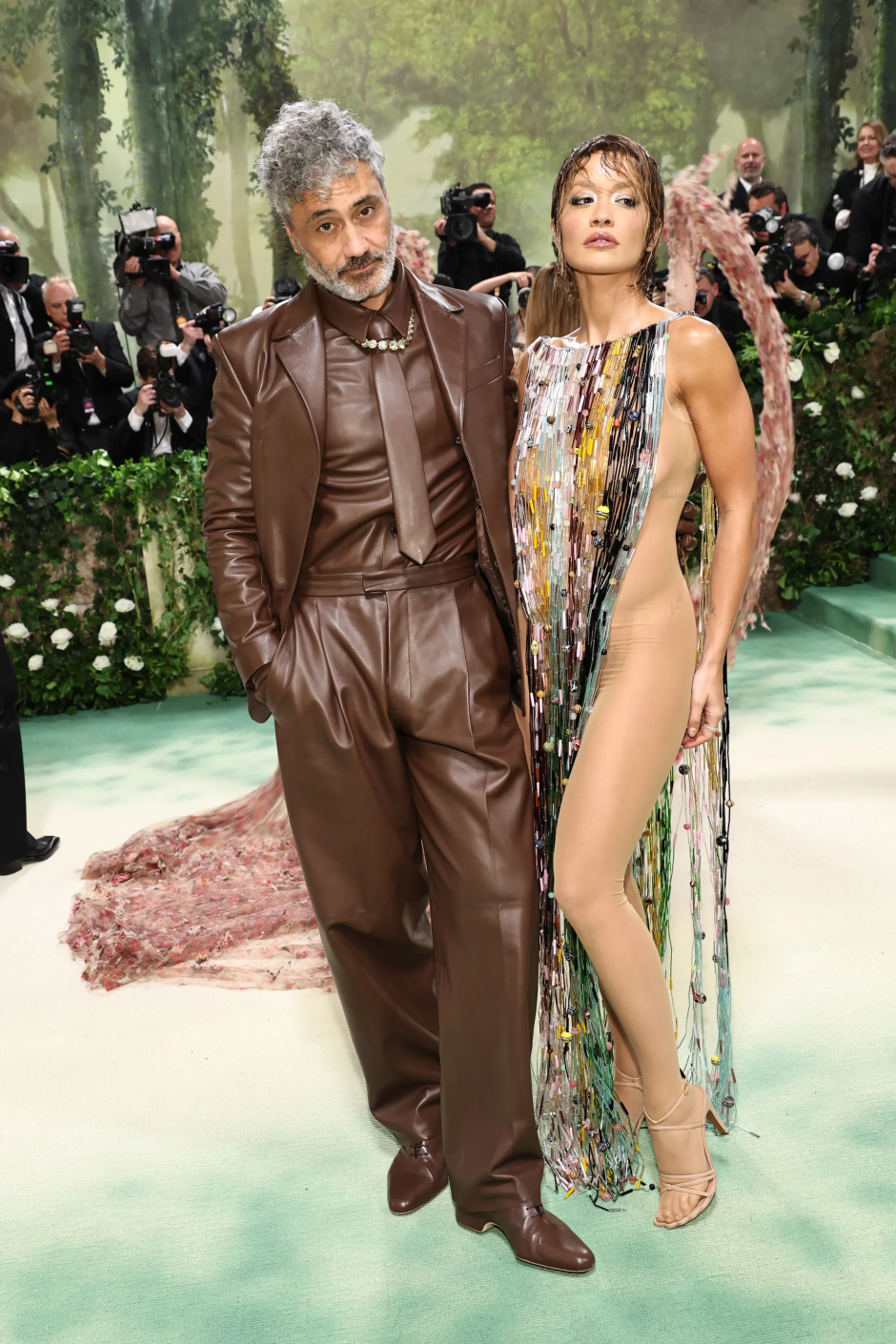 Met Gala 2024: Geceye Katılan Ünlü Erkeklerin Stilleri Taika Waititi ve Rita Ora, Marni giyiyor