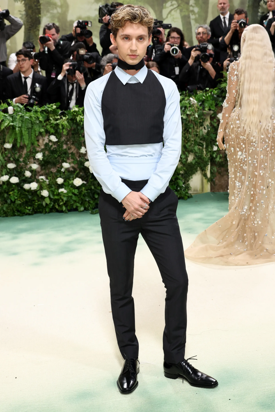 Met Gala 2024: Geceye Katılan Ünlü Erkeklerin Stilleri Troye Sivan Prada giyiyor