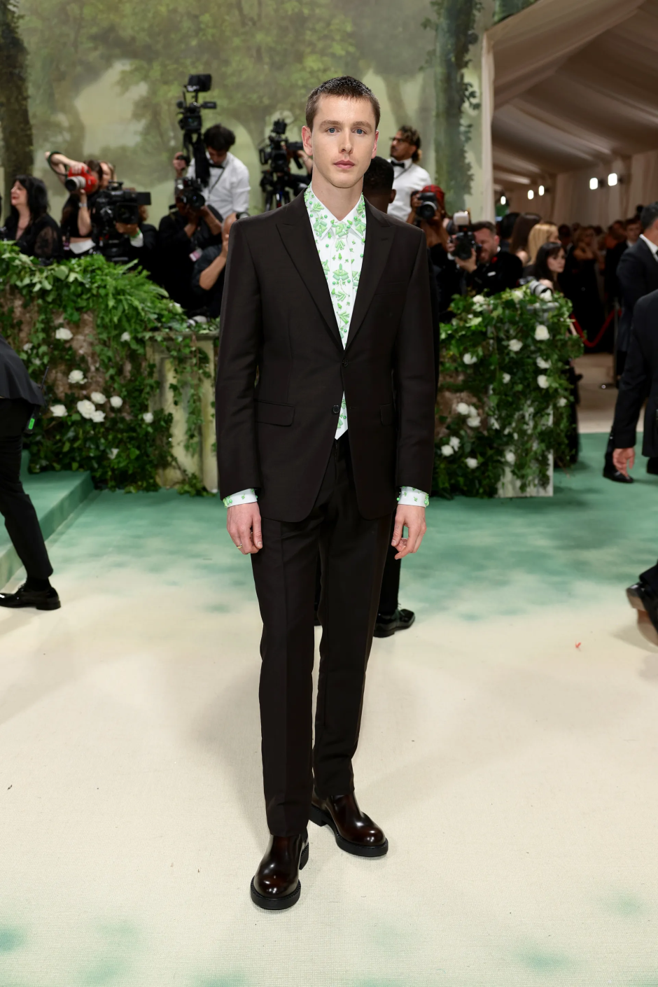 Met Gala 2024: Geceye Katılan Ünlü Erkeklerin Stilleri Harris Dickinson Prada giyiyor