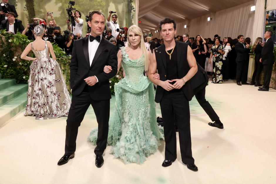 Met Gala 2024: Geceye Katılan Ünlü Erkeklerin Stilleri Jude Law, Donatella Versace ve Andrew Scott Versace giyiyor
