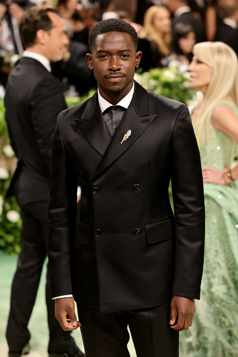 Met Gala 2024: Geceye Katılan Ünlü Erkeklerin Stilleri Damson Idris Prada giyiyor
