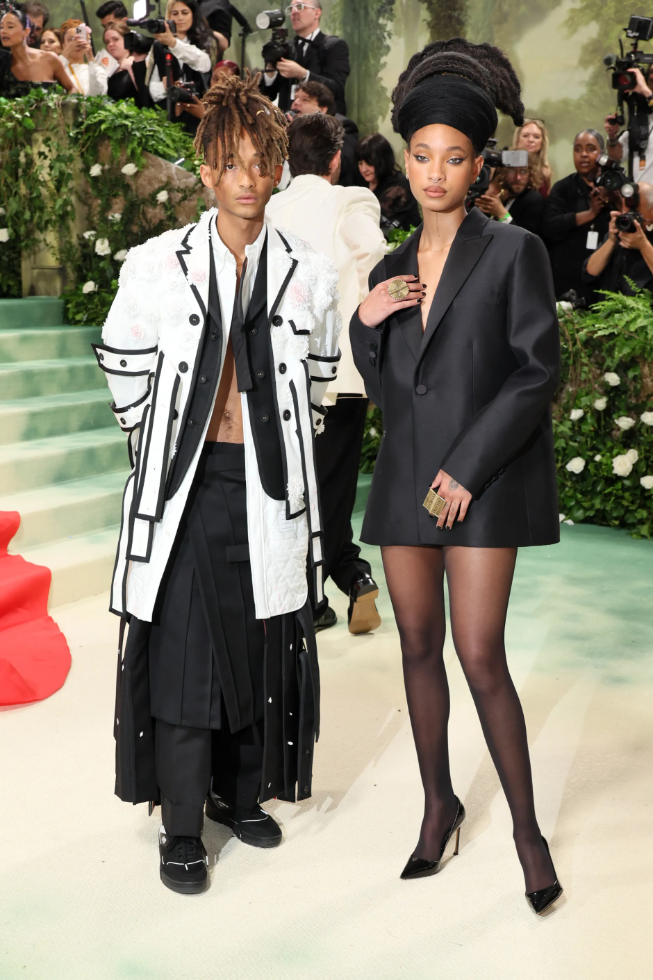 Met Gala 2024: Geceye Katılan Ünlü Erkeklerin Stilleri Jaden Smith ve Willow Smith Thom Browne giyiyor