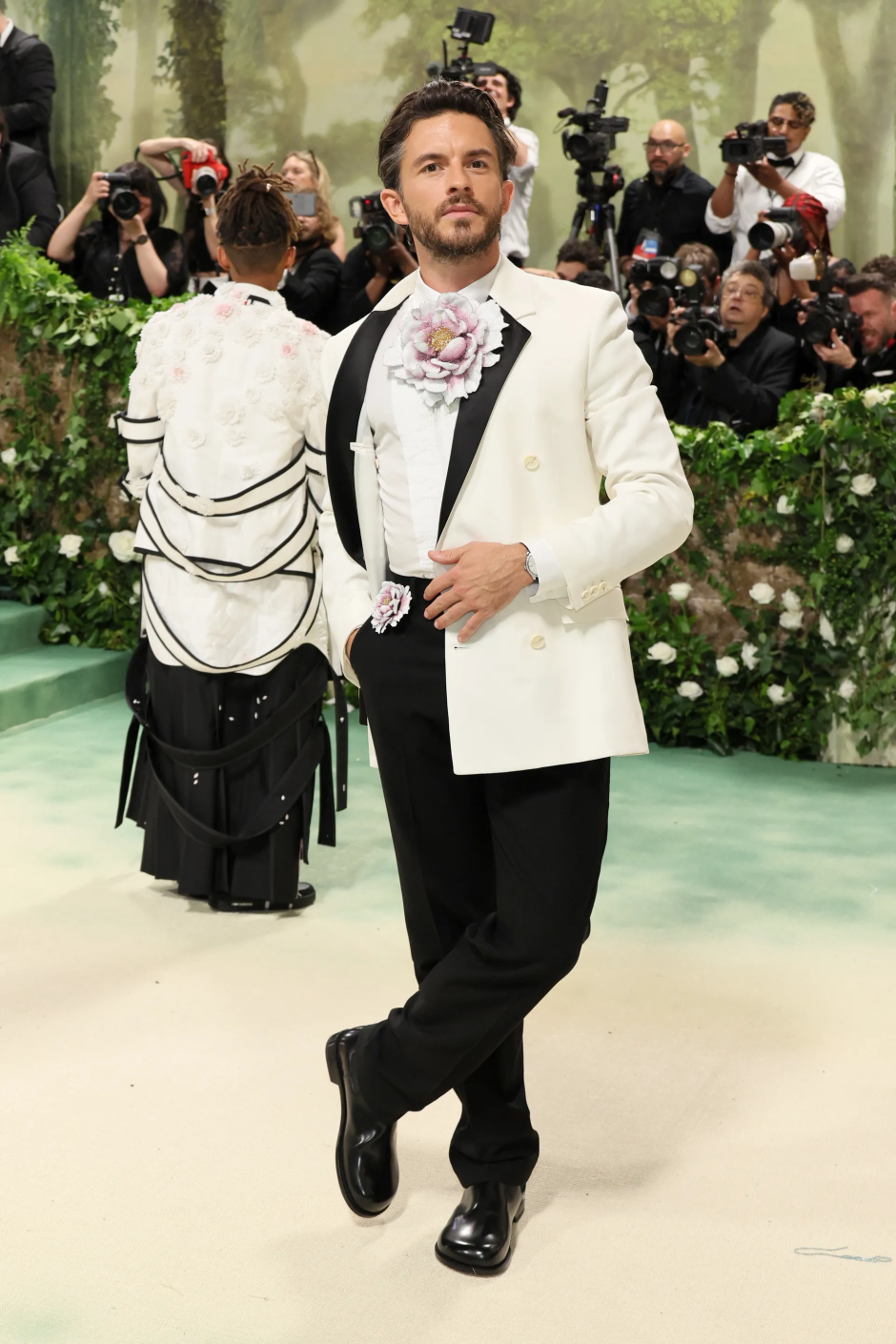 Met Gala 2024: Geceye Katılan Ünlü Erkeklerin Stilleri Jonathan Bailey Loewe giyiyor