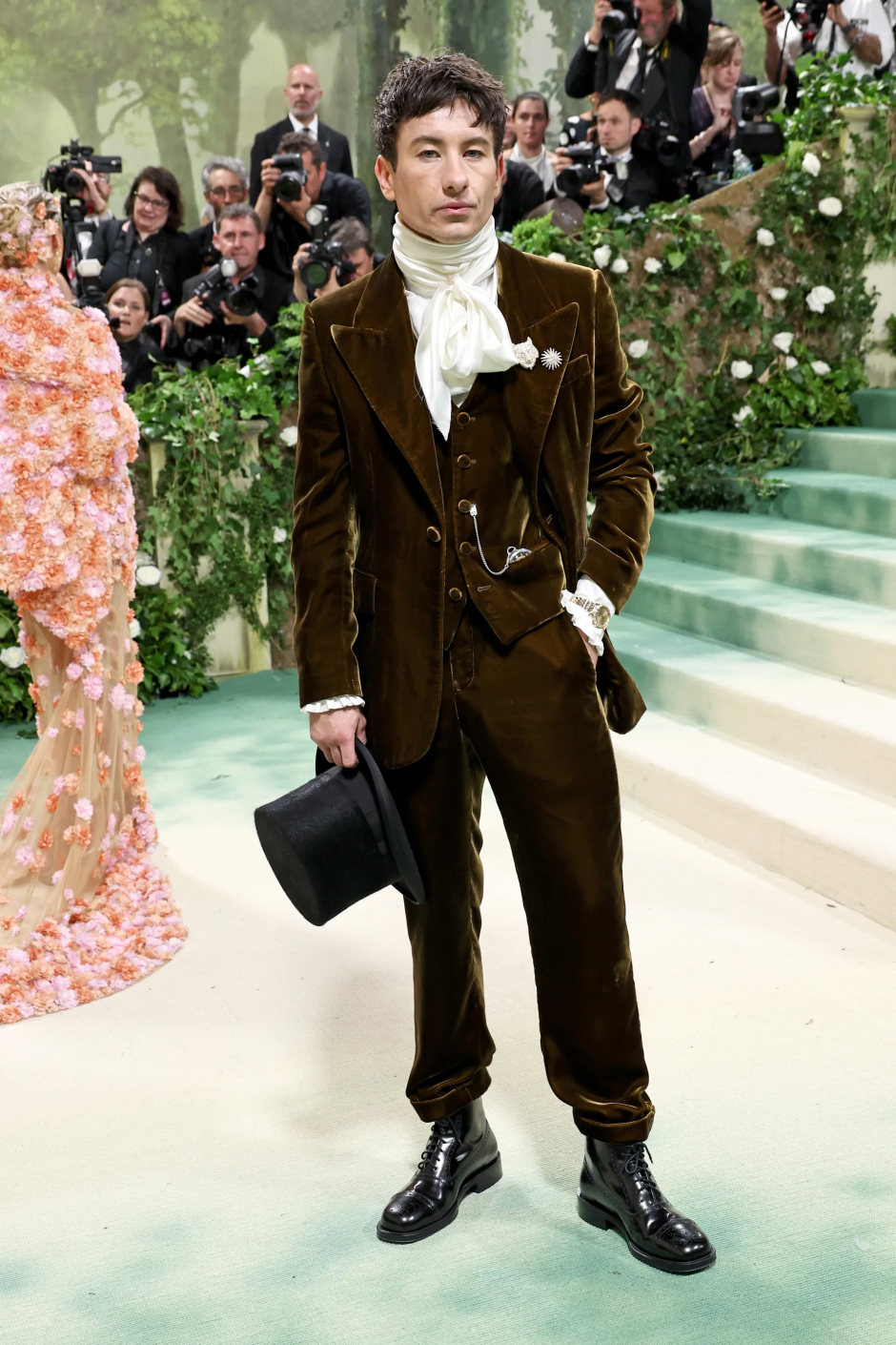 Met Gala 2024: Geceye Katılan Ünlü Erkeklerin Stilleri Barry Keoghan Burberry giyiyor