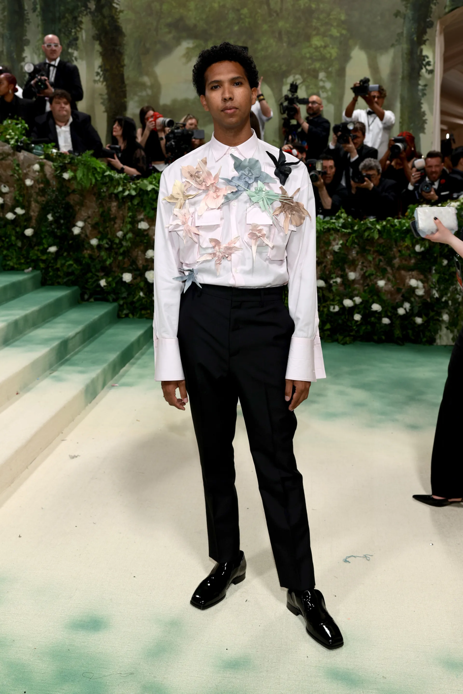 Met Gala 2024: Geceye Katılan Ünlü Erkeklerin Stilleri Tyler Mitchell Prada giyiyor