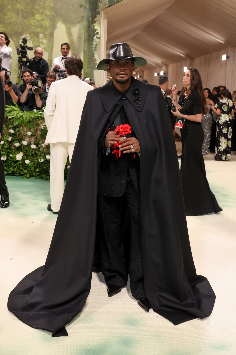Met Gala 2024: Geceye Katılan Ünlü Erkeklerin Stilleri Usher Alexander McQueen giyiyor