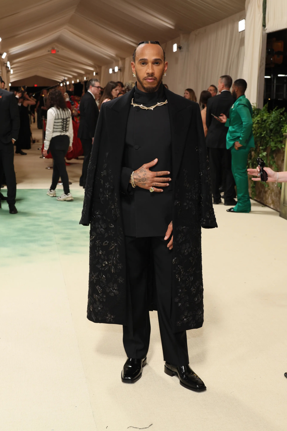 Met Gala 2024: Geceye Katılan Ünlü Erkeklerin Stilleri Lewis Hamilton Burberry giyiyor