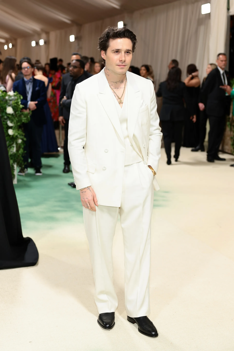 Met Gala 2024: Geceye Katılan Ünlü Erkeklerin Stilleri Brooklyn Peltz Beckham Dior Men giyiyor