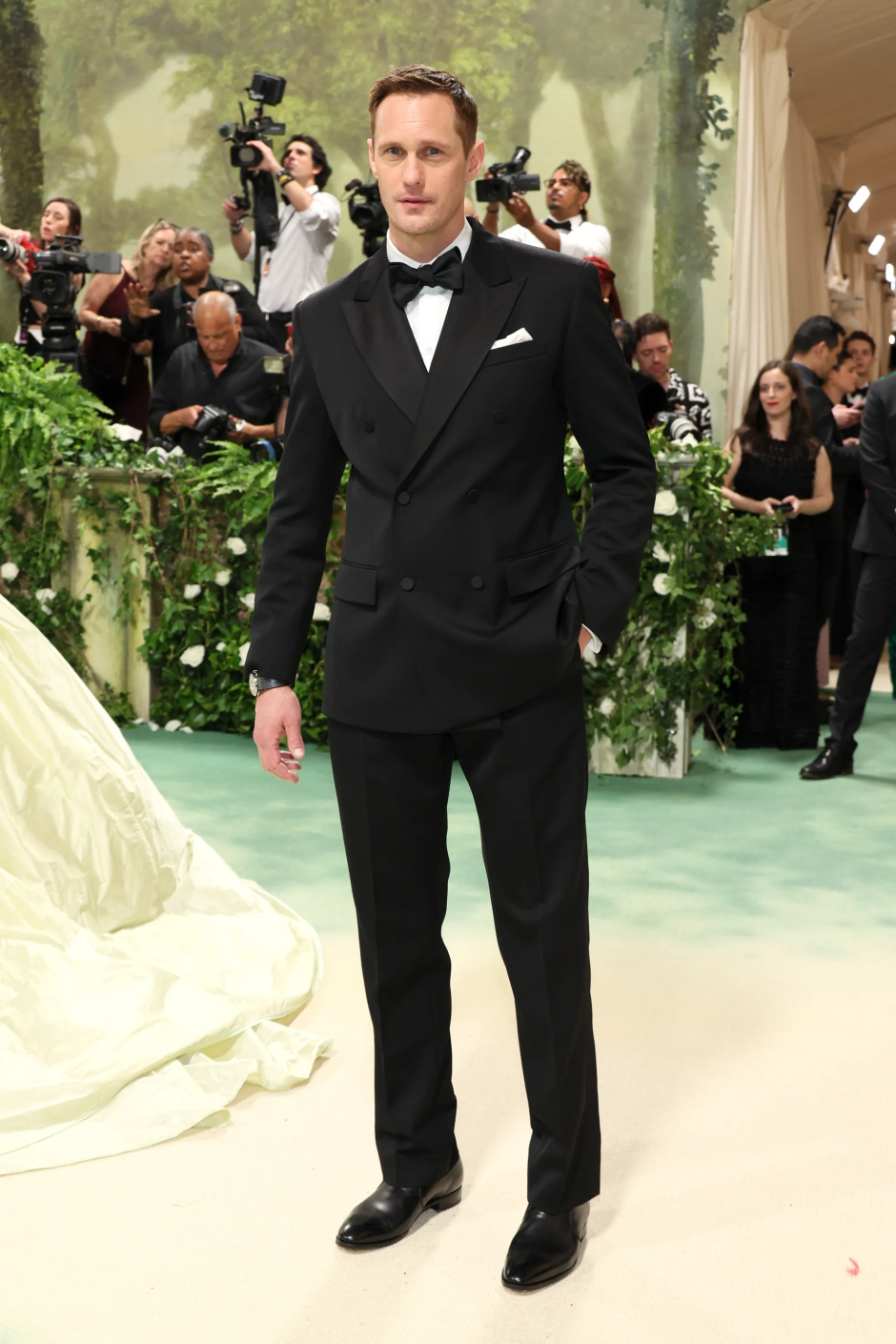 Met Gala 2024: Geceye Katılan Ünlü Erkeklerin Stilleri Alexander Skarsgård Calvin Klein giyiyor