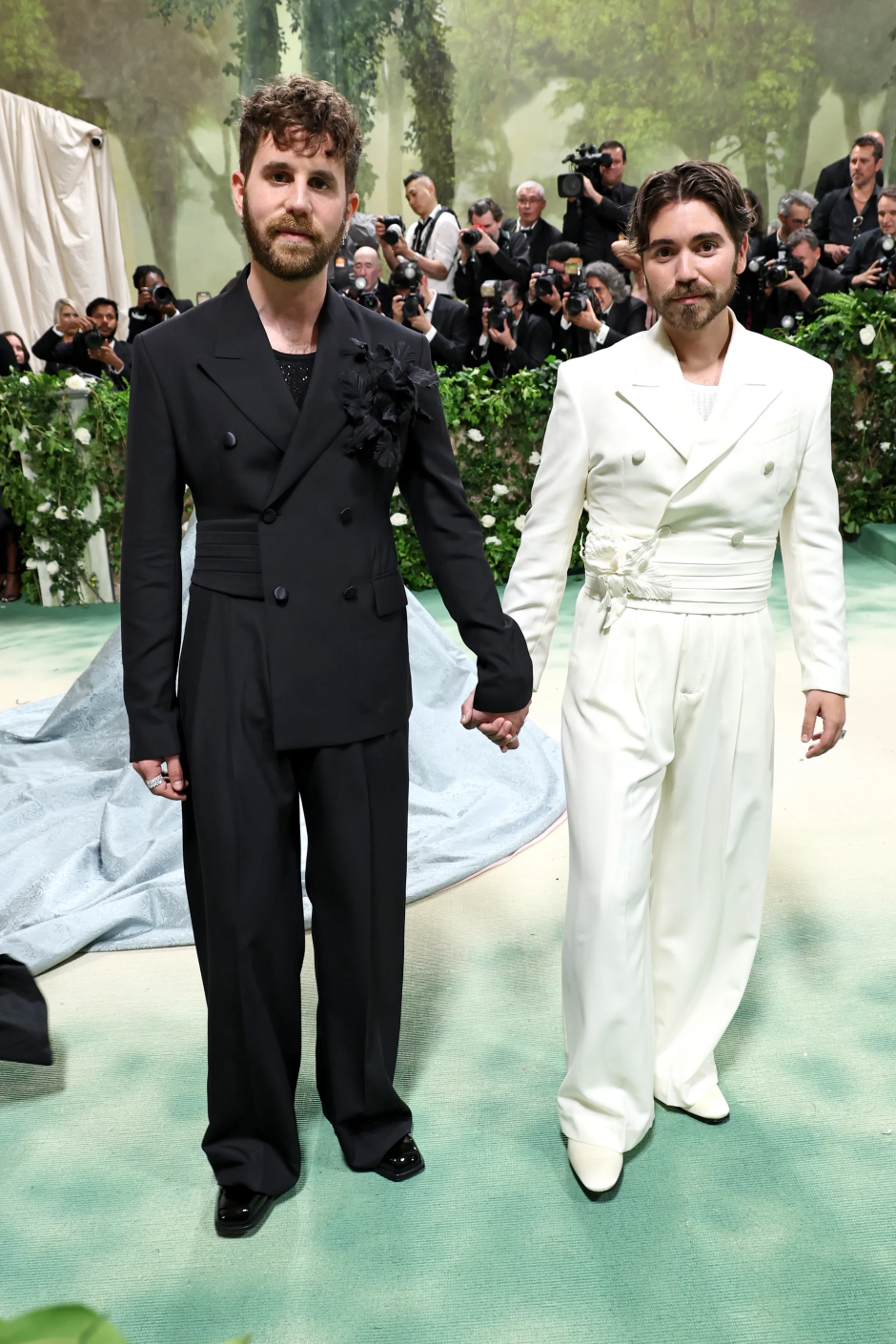 Met Gala 2024: Geceye Katılan Ünlü Erkeklerin Stilleri Ben Platt ve Noah Galvin