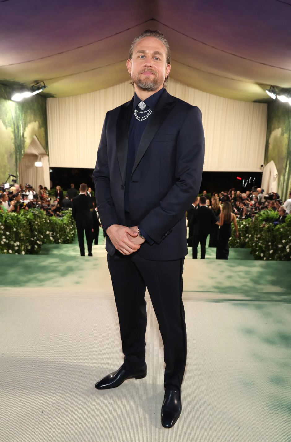 Met Gala 2024: Geceye Katılan Ünlü Erkeklerin Stilleri Charlie Hunnam