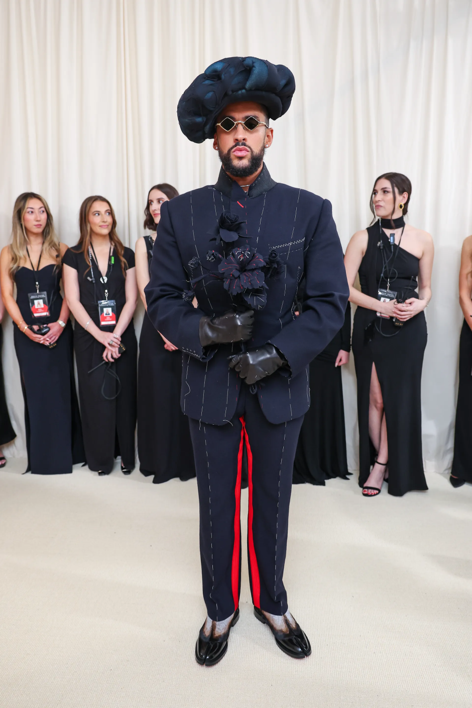 Met Gala 2024: Geceye Katılan Ünlü Erkeklerin Stilleri Bad Bunny Maison Margiela giyiyor