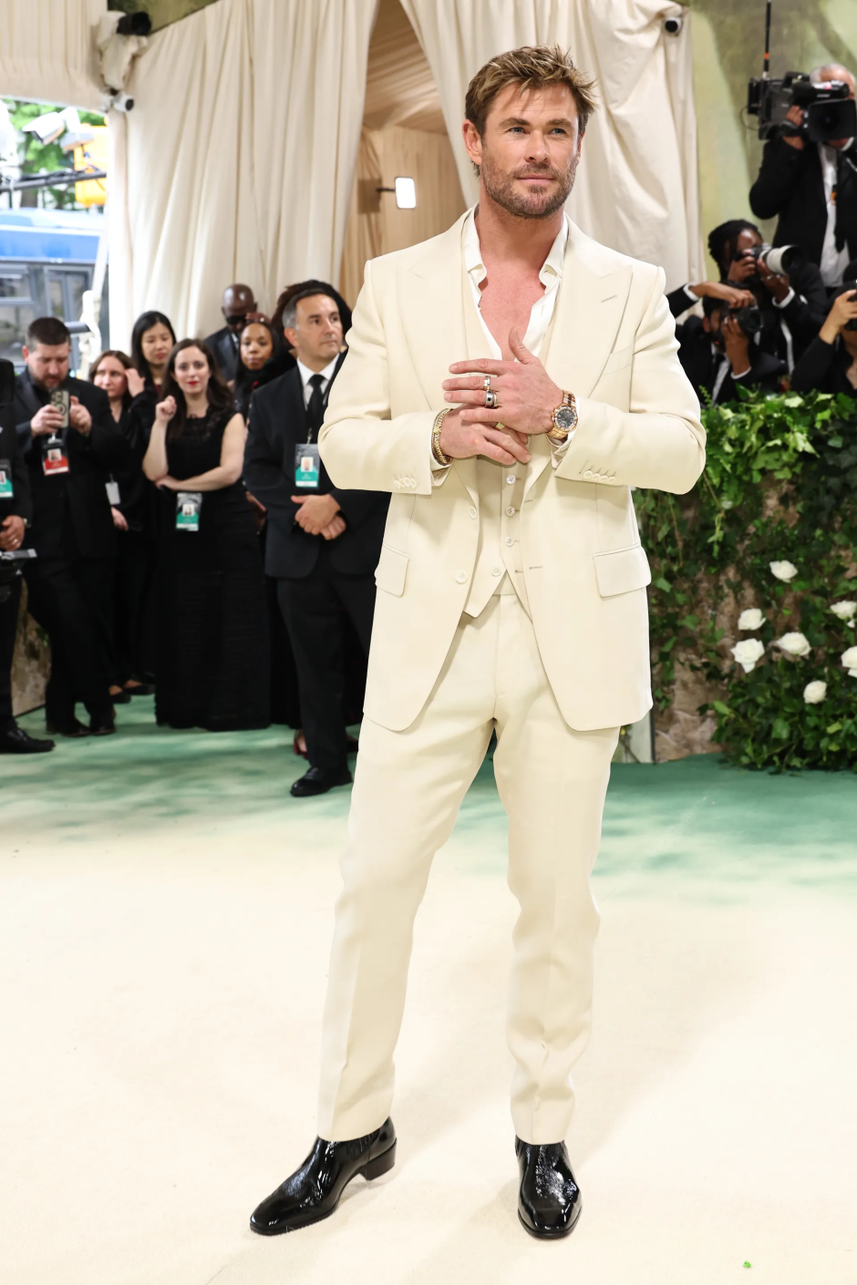 Met Gala 2024: Geceye Katılan Ünlü Erkeklerin Stilleri Chris Hemsworth Tom Ford giyiyor