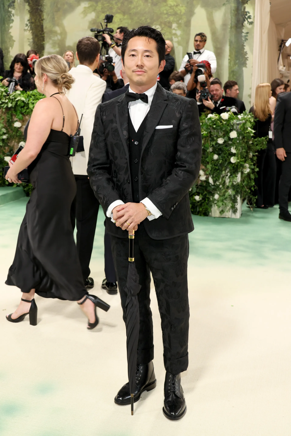Met Gala 2024: Geceye Katılan Ünlü Erkeklerin Stilleri Steven Yeun Thom Browne giyiyor