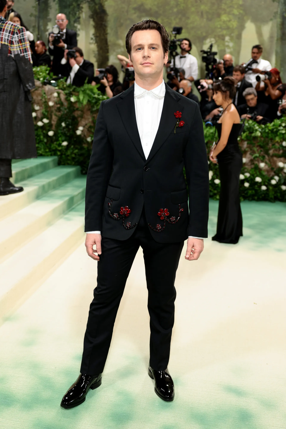 Met Gala 2024: Geceye Katılan Ünlü Erkeklerin Stilleri Jonathan Groff