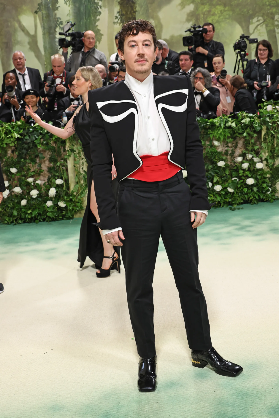 Met Gala 2024: Geceye Katılan Ünlü Erkeklerin Stilleri Alex Sharp Balmain giyiyor