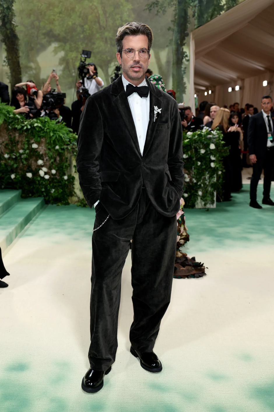Met Gala 2024: Geceye Katılan Ünlü Erkeklerin Stilleri GQ Global Yayın Direktörü Will Welch Evan Kinori giyiyor