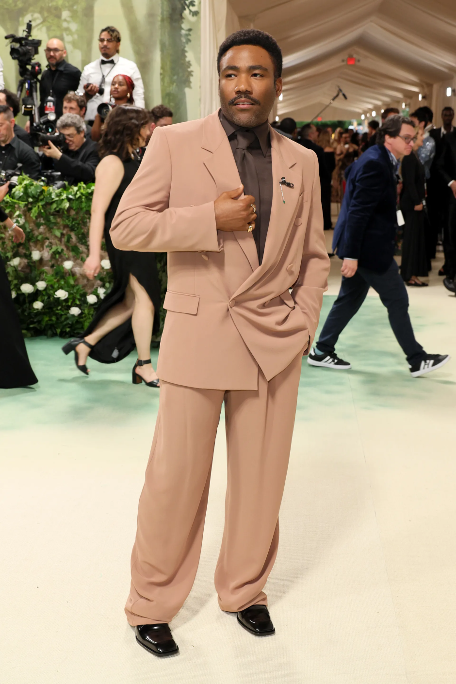 Met Gala 2024: Geceye Katılan Ünlü Erkeklerin Stilleri Donald Glover Saint Laurent giyiyor