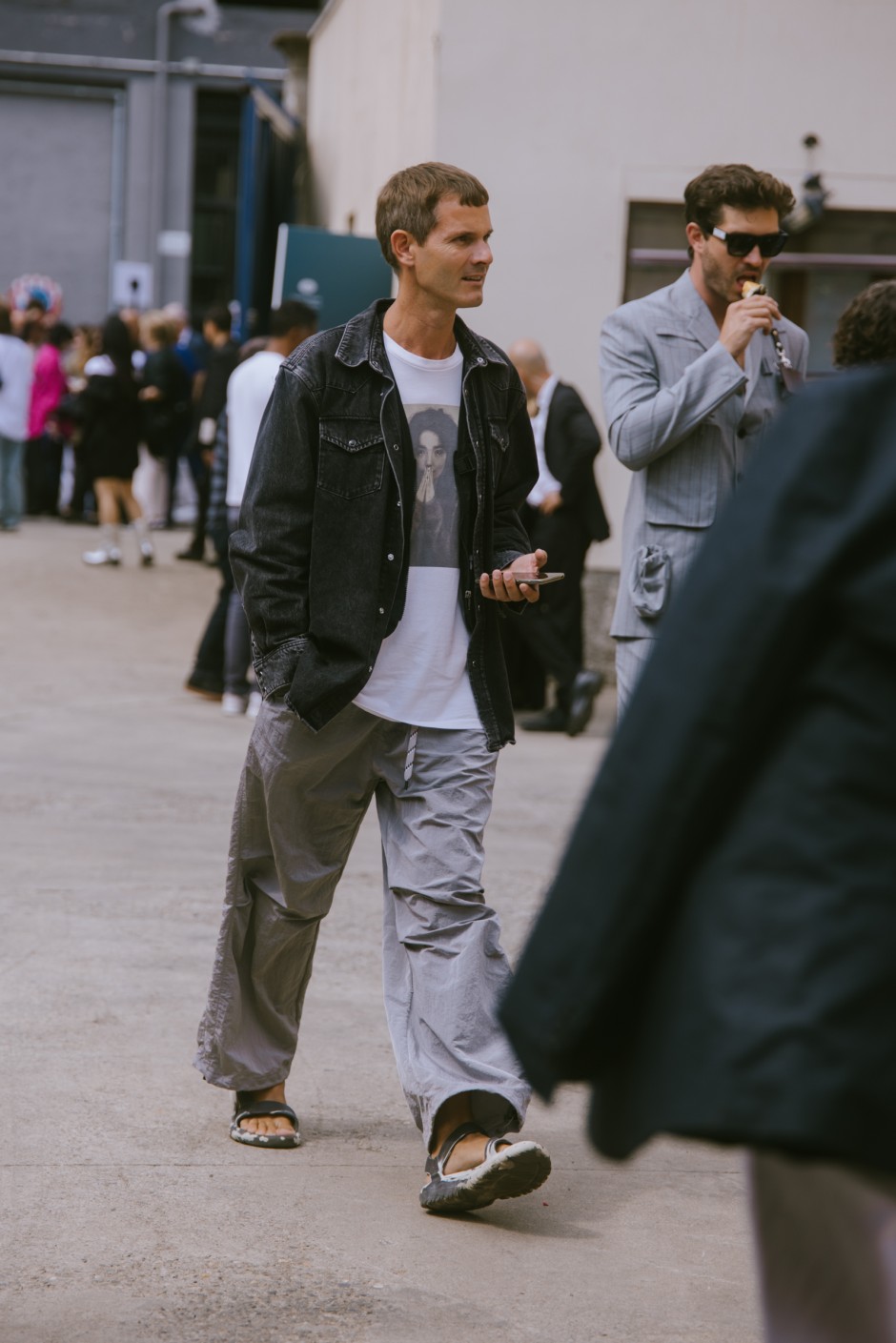 Milano Erkek Moda Haftası İlkbahar/Yaz 2025 Sokak Stili