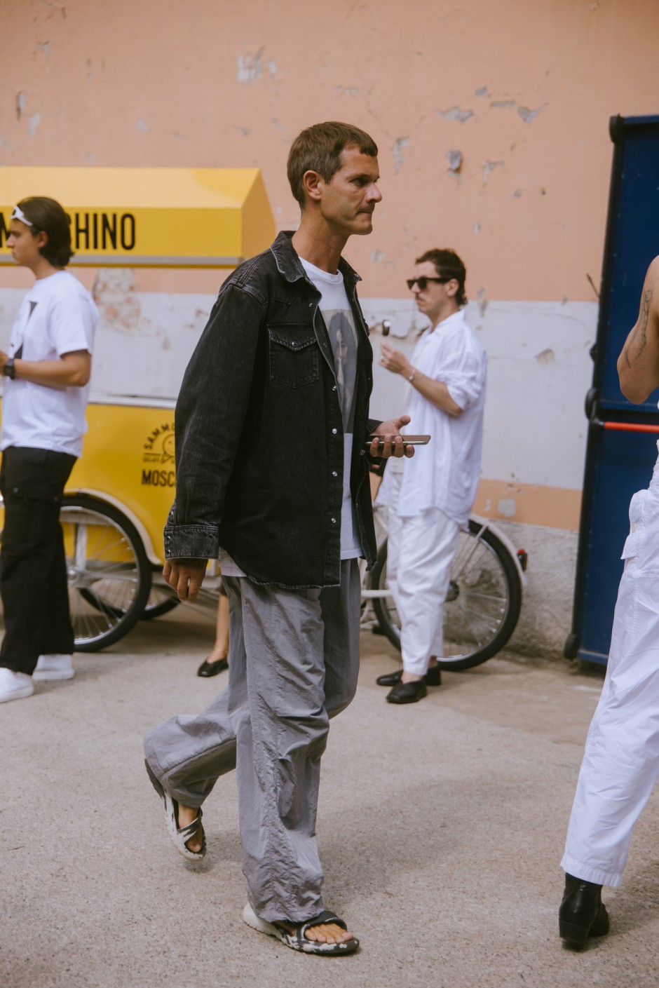 Milano Erkek Moda Haftası İlkbahar/Yaz 2025 Sokak Stili