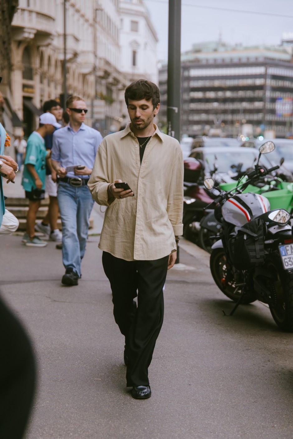 Milano Erkek Moda Haftası İlkbahar/Yaz 2025 Sokak Stili