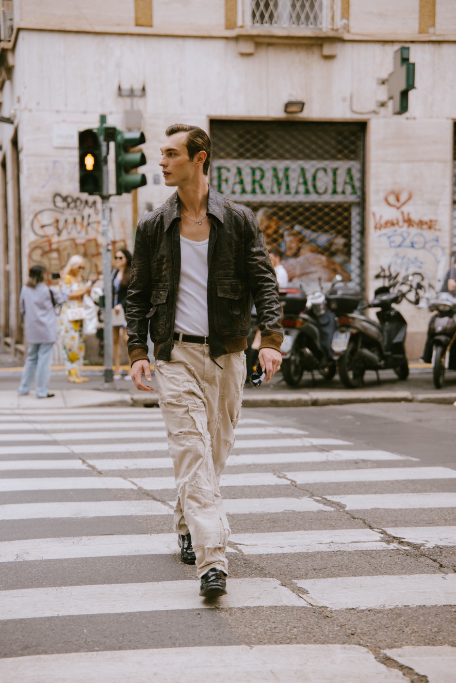 Milano Erkek Moda Haftası İlkbahar/Yaz 2025 Sokak Stili