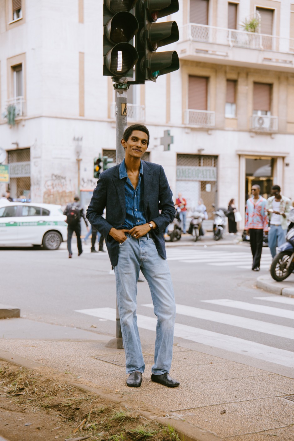 Milano Erkek Moda Haftası İlkbahar/Yaz 2025 Sokak Stili