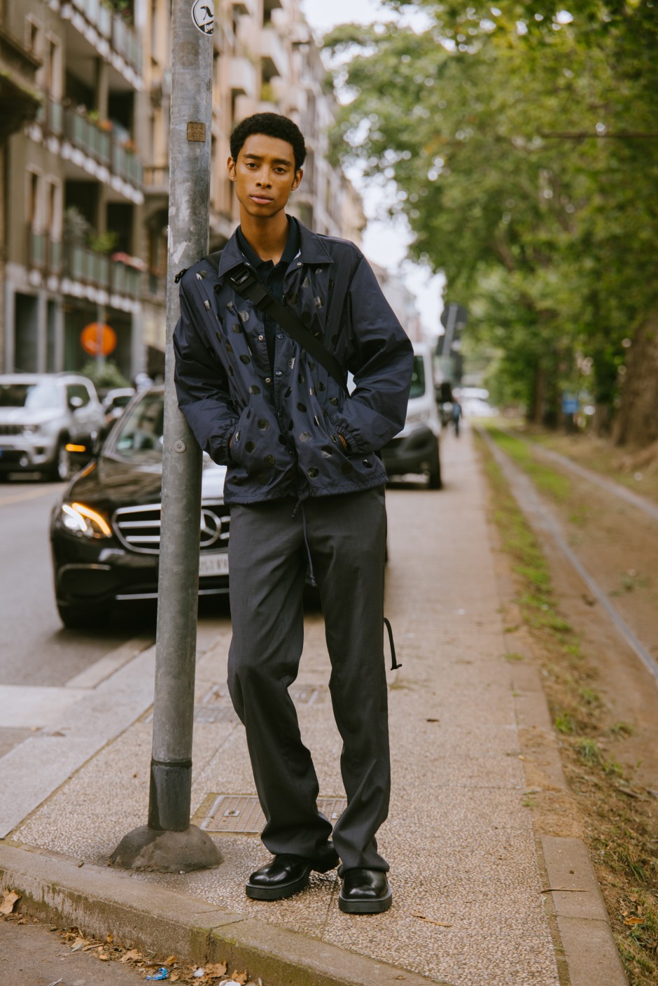 Milano Erkek Moda Haftası İlkbahar/Yaz 2025 Sokak Stili