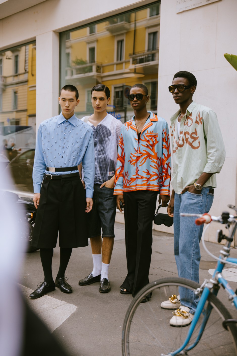 Milano Erkek Moda Haftası İlkbahar/Yaz 2025 Sokak Stili